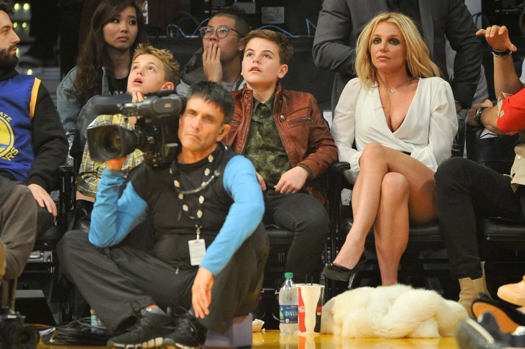 Britney és két fia 2017-ben egy kosármeccsen (Fotó: Getty Images)