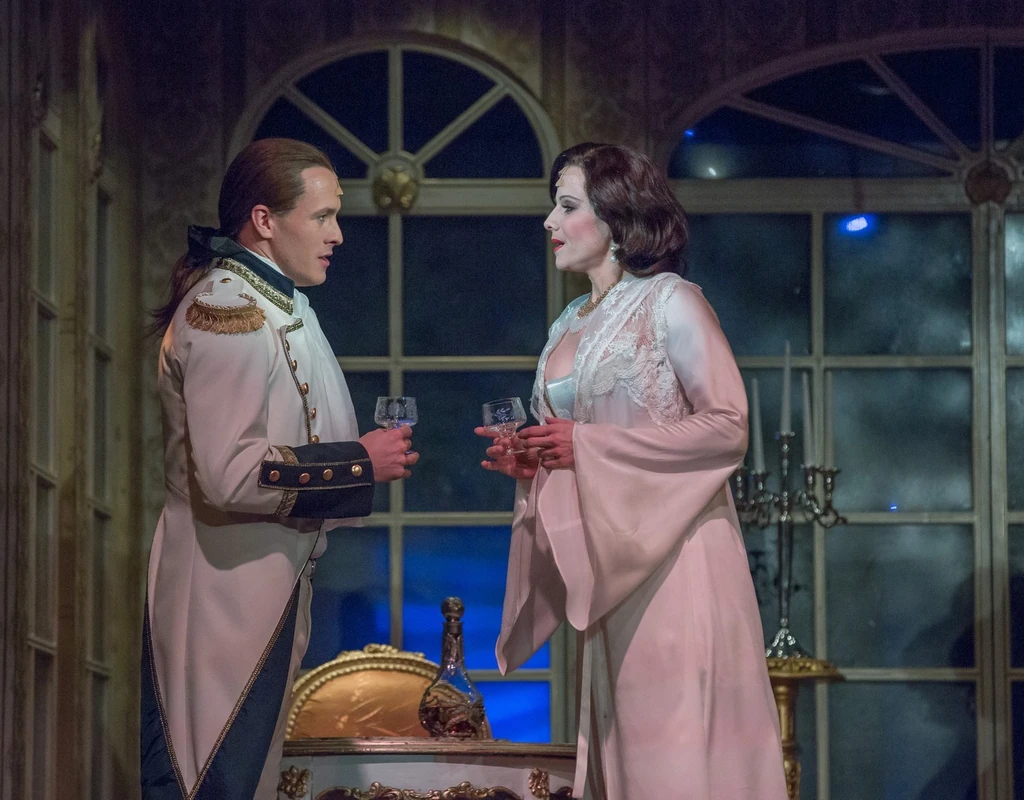 A képünkön Polyák Lilla és Gömöri András Máté az Operettszínházban a Marie Antoinette című darabban