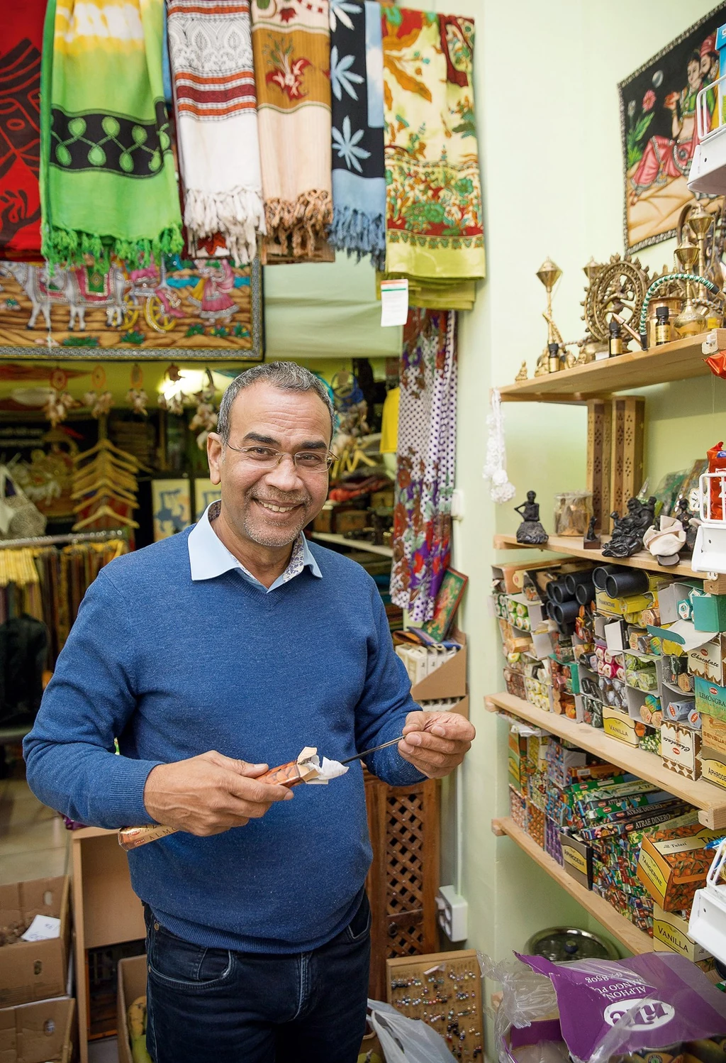 Gyakran vásárol a szülőhazáját idéző indiai boltban (Fotó: Birton Szabolcs/fotocentral.hu)