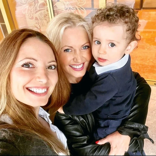 Gyerekorvos lányával és unokájával