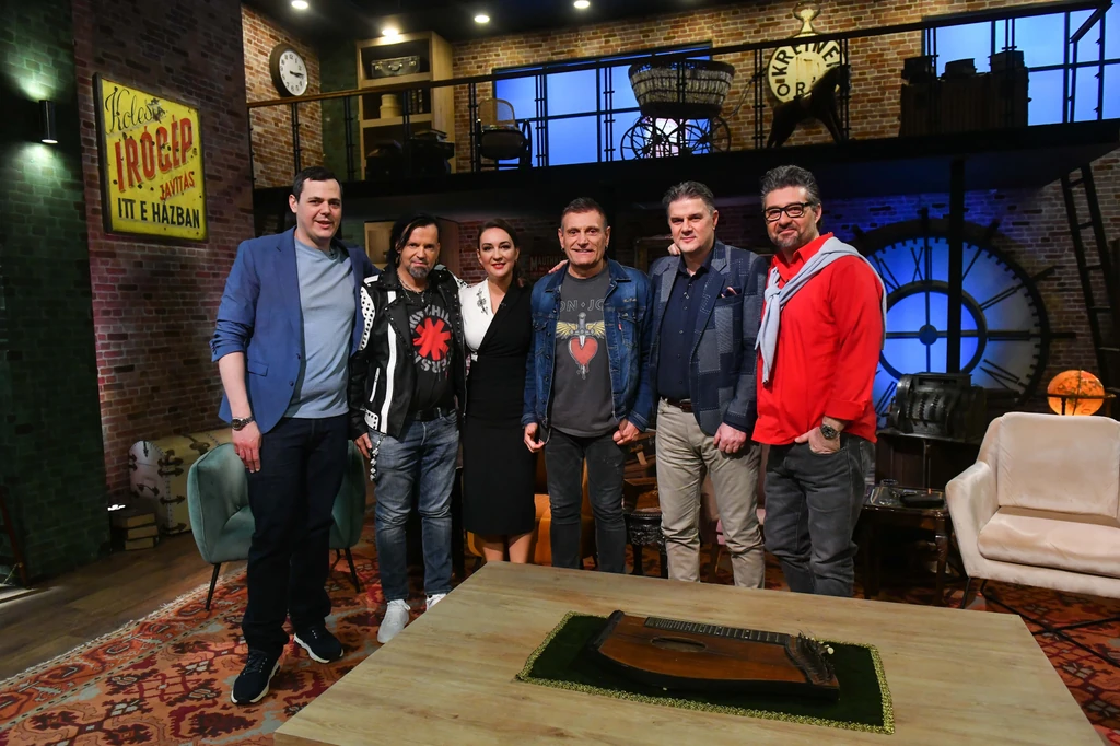 Sipost Péter egy citerával érkezett a Kincsvadászokba