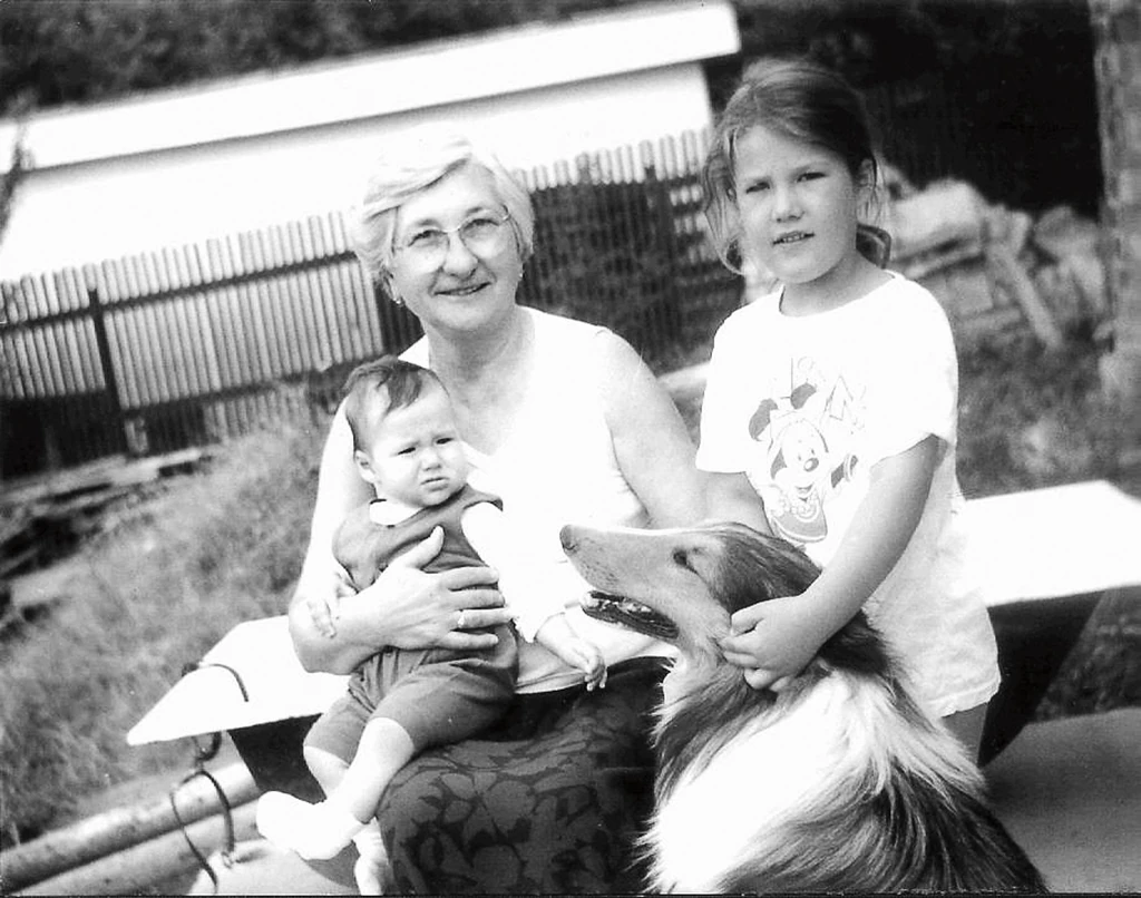 A Janicsák lányok a nagymamájukkal (Fotó: Archív)