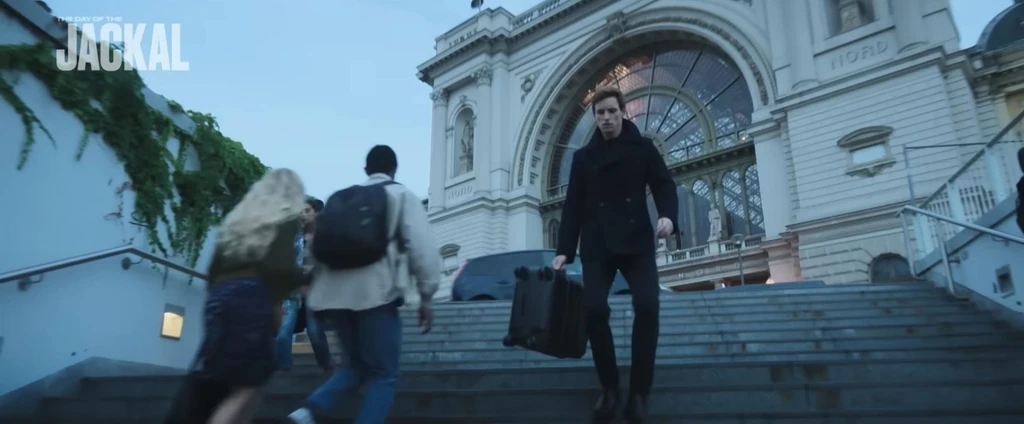 Eddie Redmayne játssza a Sakált: a Keleti pályaudvarnál is feltűnik (Fotó: Profimedia)