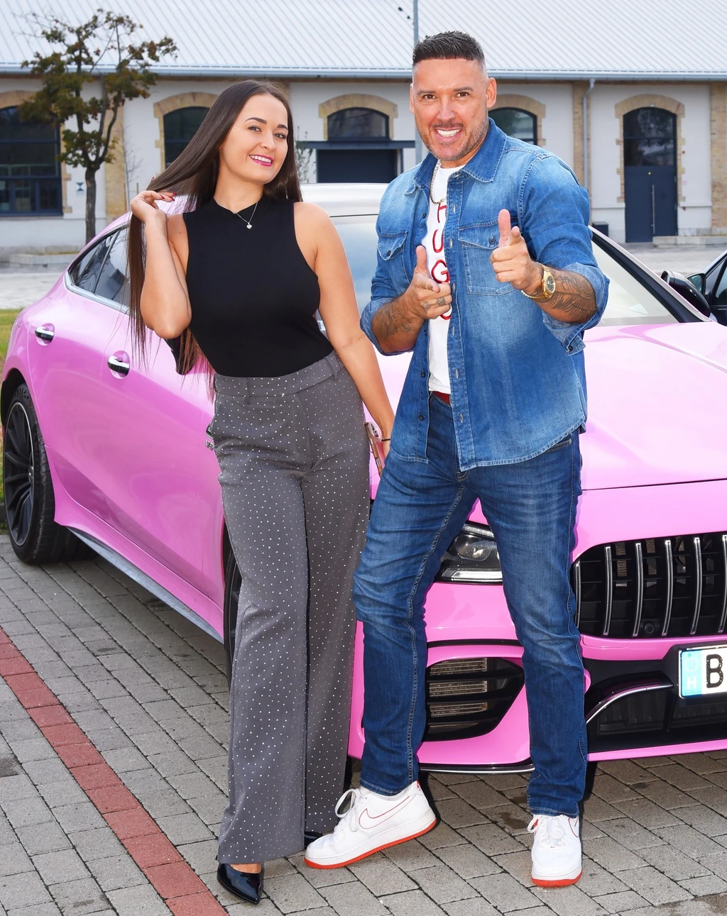 Az érkezés pillanatai: Szuperák Barbie és párja, Jolly az énekesnő babarózsaszín autójával gurultak be a parkolóba