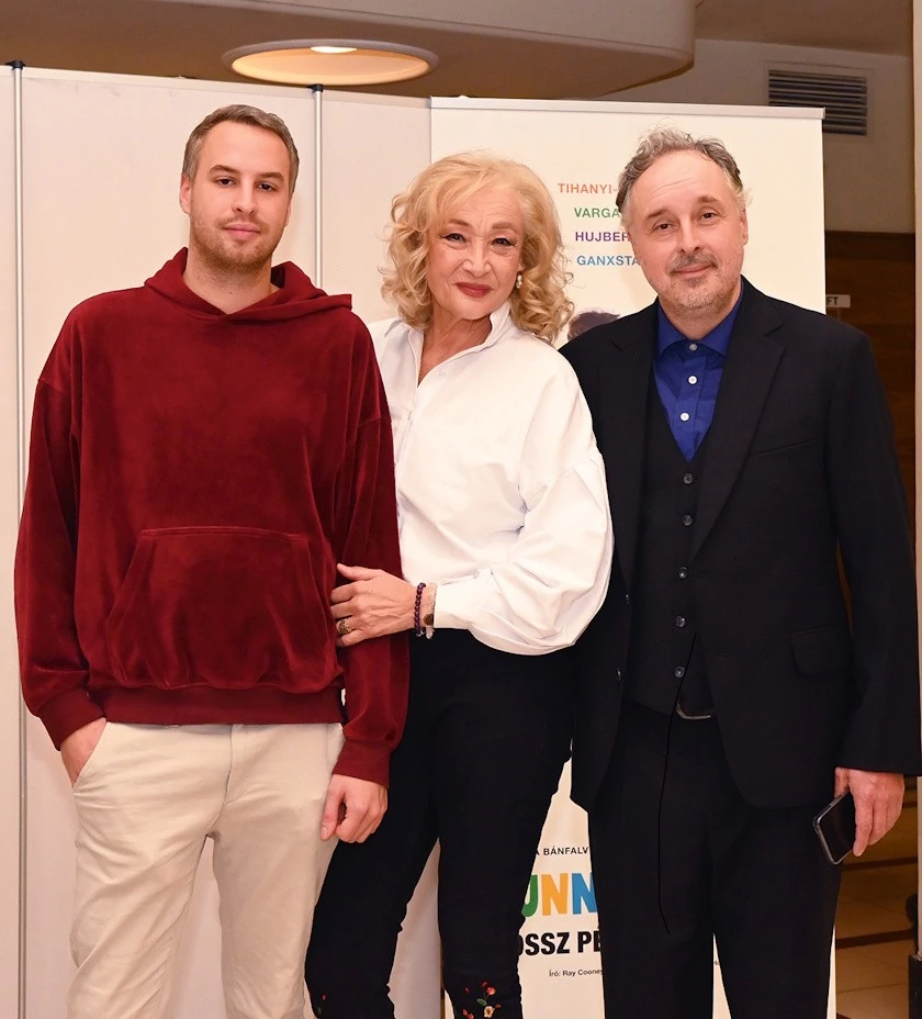 Bánfalvy Ágnes a fiával és a férjével