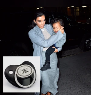 A botrányhős Kim Kardashian minden luxussal elhalmozza a gyermekeit, még a cumin sem spórol! Első bébije, North 6,3 millió forintot érő bölcsőben szunyókált, aranyozott babakocsija egy autó árába, 2,5 millió forintba került: ha pedig sírva fakadt, akkor 5,4 millió forinttal tömték be a száját: ennyit kóstált ugyanis a gyémántberakásos, 14 karátos fehéraranyat is tartalmazó cumija.