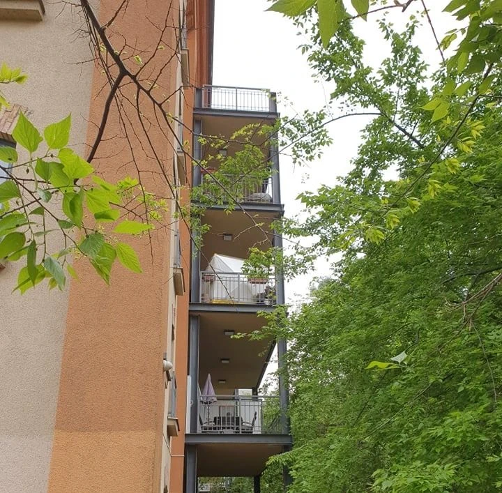 A második emeleti lakás erkélyén jól látható a fehér sátor (Fotó: Ulicska Viktória)