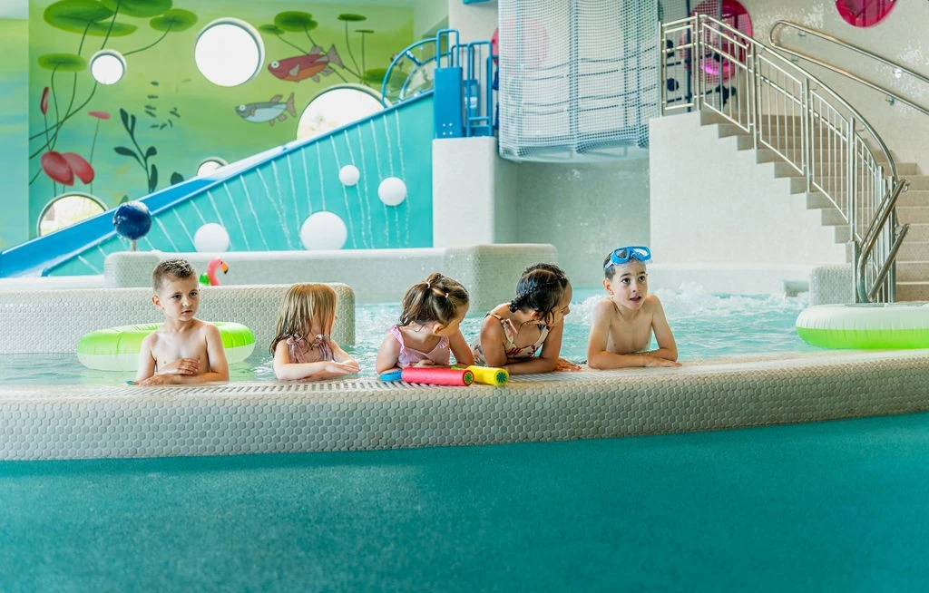 A Kids Spa kül- és beltéri gyermekmedencékkel, vízi élményelemekkel és családbarát wellnessélményekkel vár mindenkit