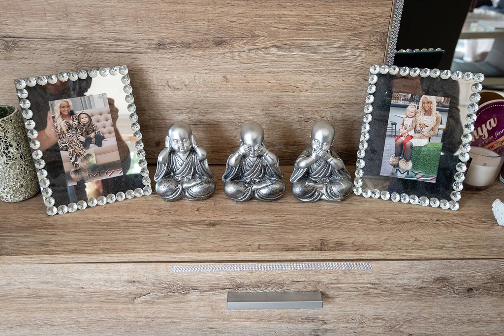 Strasszok, kisebb-nagyobb szobrocskák mindenütt. Nagy részük kedves emlék vagy ajándék a rajongóktól