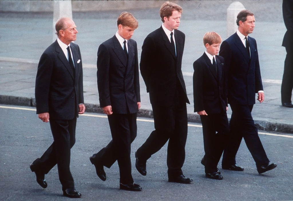 Fülöp herceg, Vilmos herceg, Lord Charles Spencer, Harry herceg és Károly lépdelnek Diana koporsója után 1997. szeptember 6-án