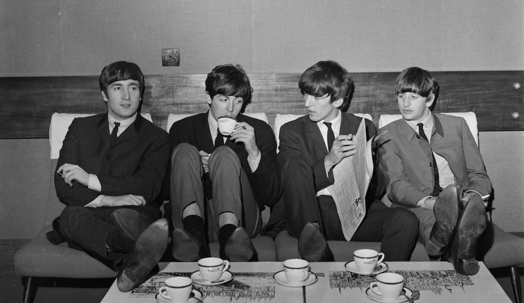 John Lennon, Paul McCartney, George Harrison és Ringo Starr kávészünetet tart egy 1963-as walesi koncert próbái közben (Fotó: Getty Images)
