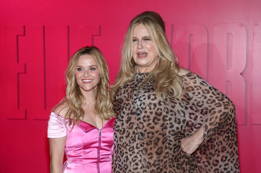 Miközben a főhős Reese szinte összenőtt a szerepével, a ma már 64 éves Jennifer Coolidge nélkül is elképzelhetetlen lenne a film. Valósággal lubickolt a körmös Paulette szerepében, most pedig az utóbbi években második virágkorát éli: A Fehér Lótusz című sorozattal Emmy-díjat nyert, és Hollywood újra felfedezte magának..
