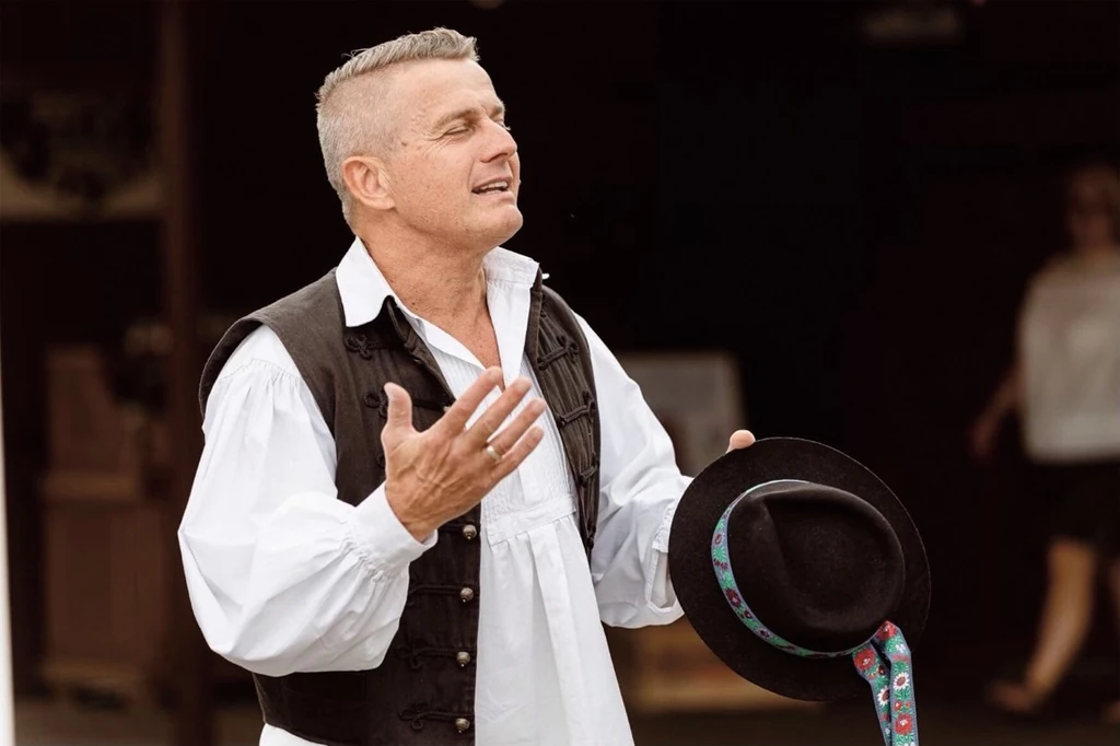 Élvezi a vőfélyszerepet (Fotó: Archív)