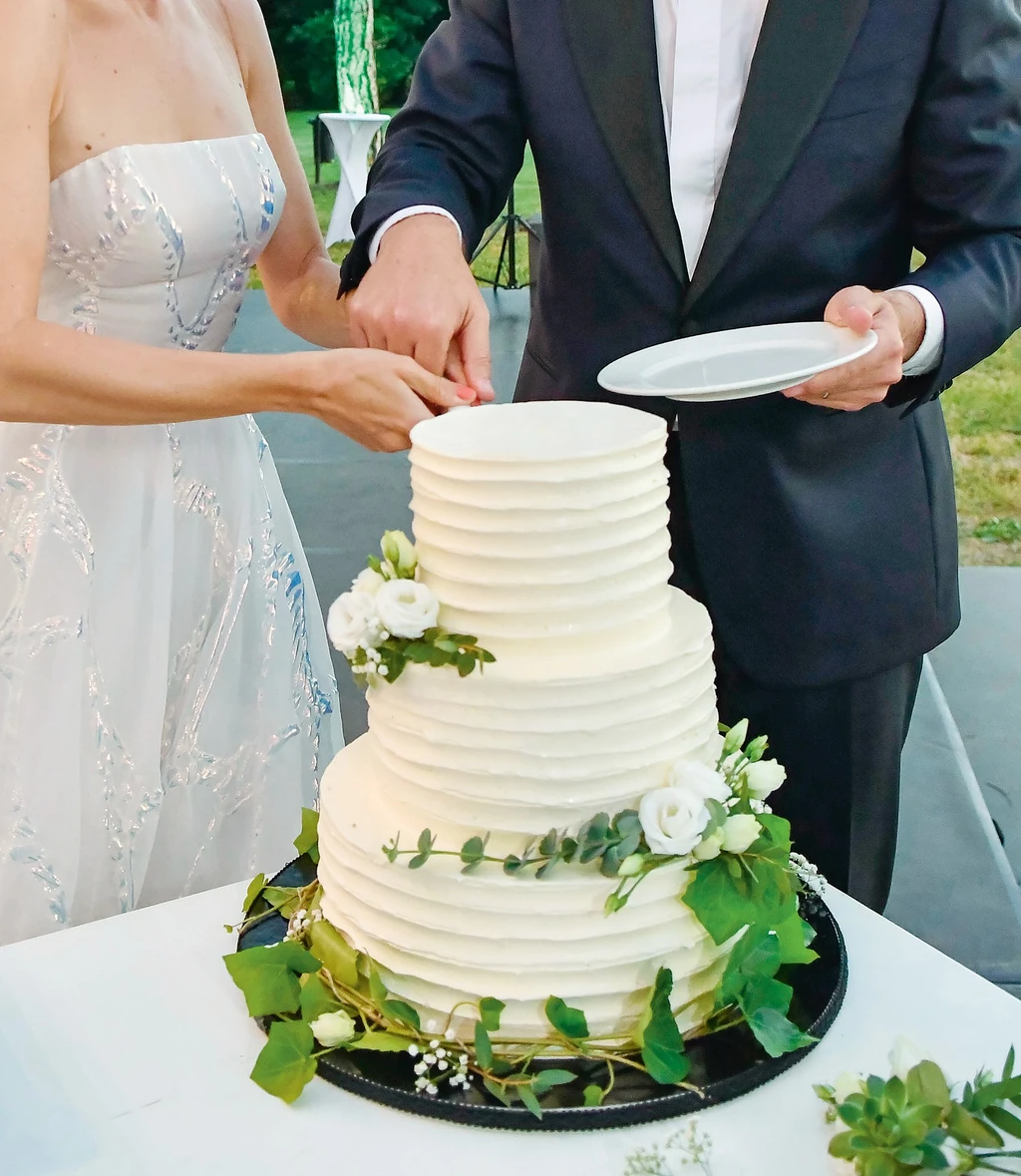 A háromszintes torta végtelenül elegáns volt