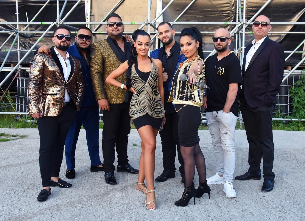 Nótár Mary a zenekarával, valamint volt menedzserével, Lottival (Fotó: Olajos Piroska/fotocentral.hu)