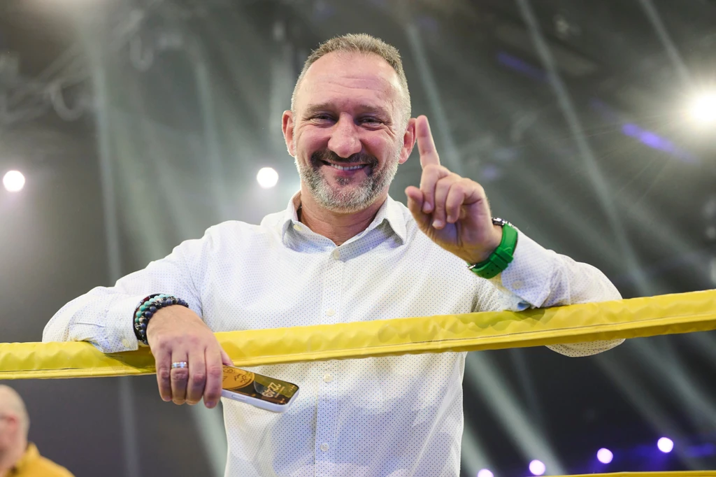 Kovács Kokó István mind a háromszázharmincegy gyereknek vesz egy perecet