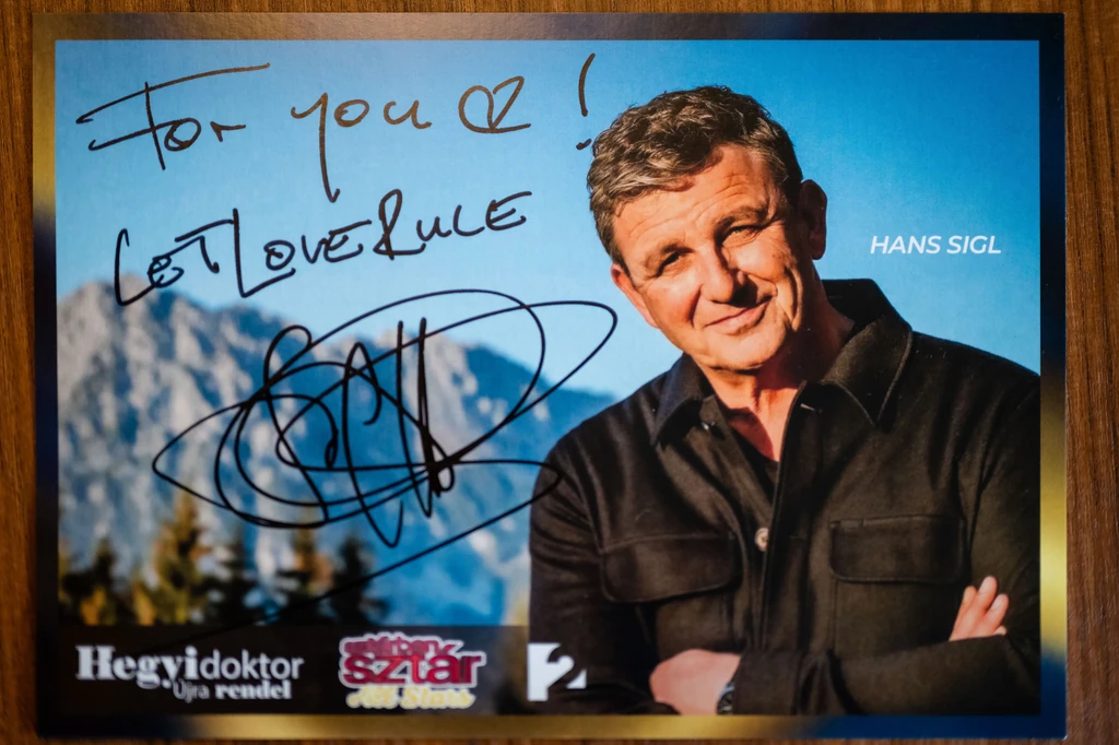 Boldogan osztogatta az aláírásokat Budapesten (Fotó: Archív)