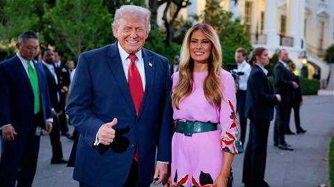 Donald Trump és Melania jó képet vágnak a fotósoknak