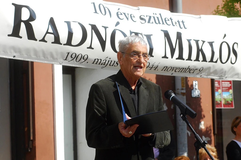 Kézdy György Szentendre főterén Radnótit szavalt 2009-ben