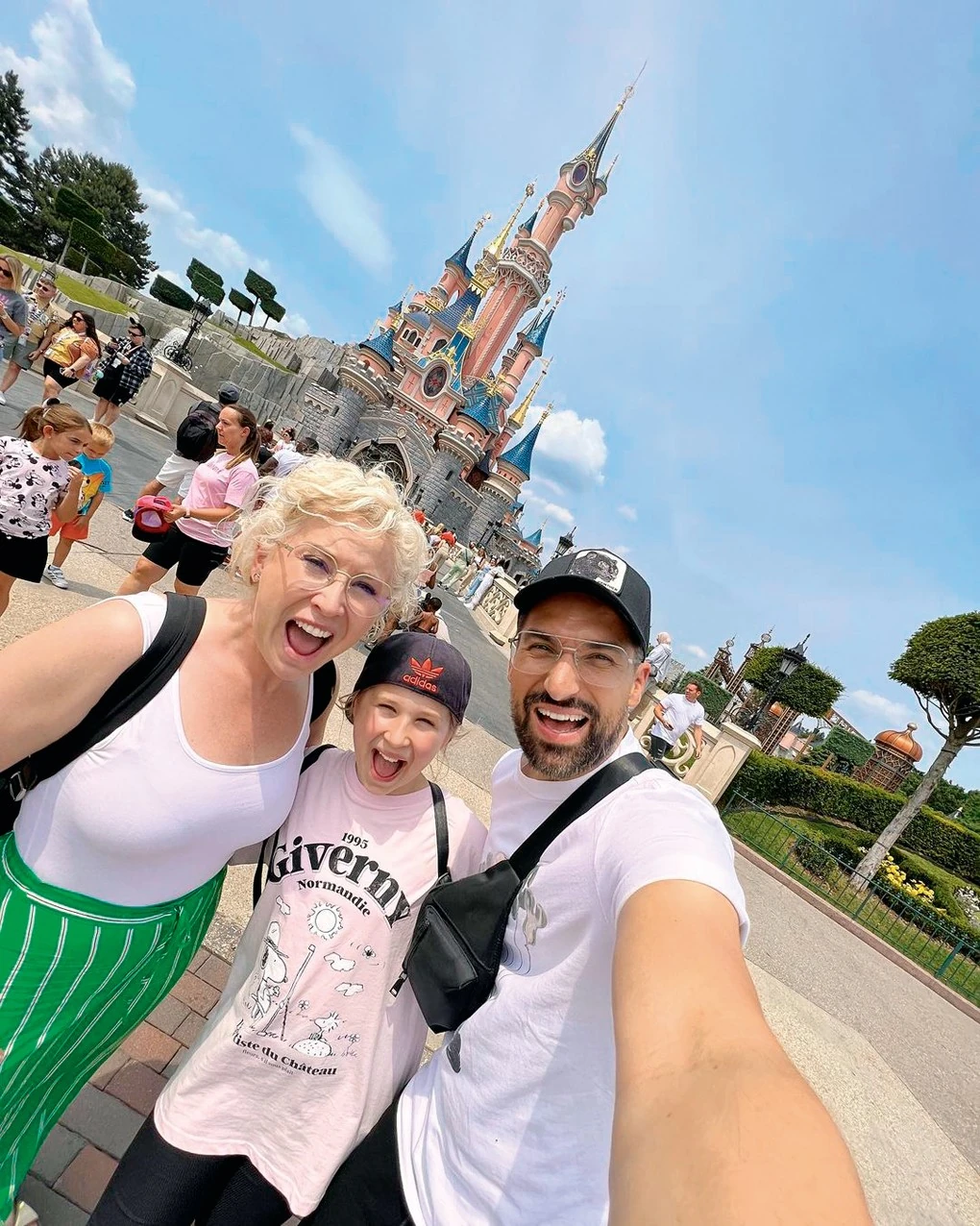Együtt a család Disneylandben (Fotó: Archív)