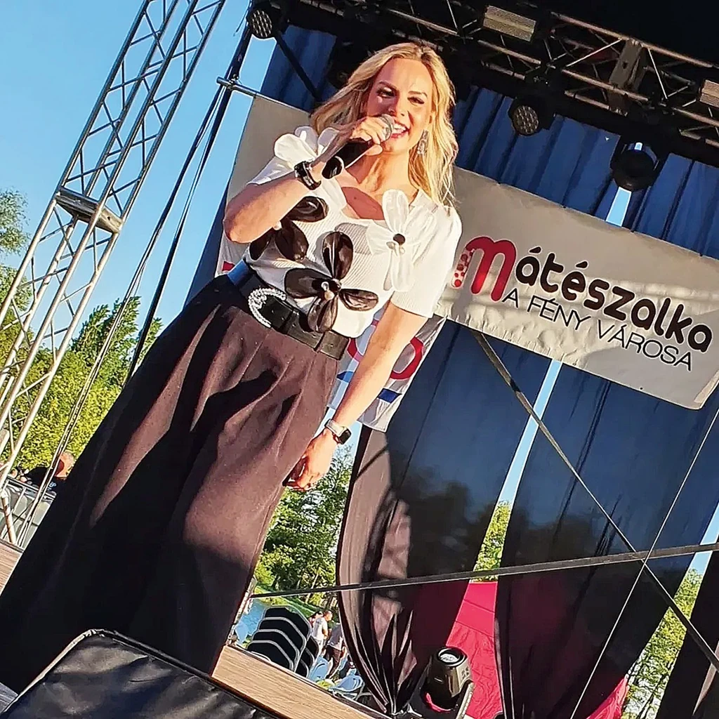 Komonyi Zsuzsi hétköznap háziasszony, hétvégente viszont koncertezik országszerte (Fotó: Archív)