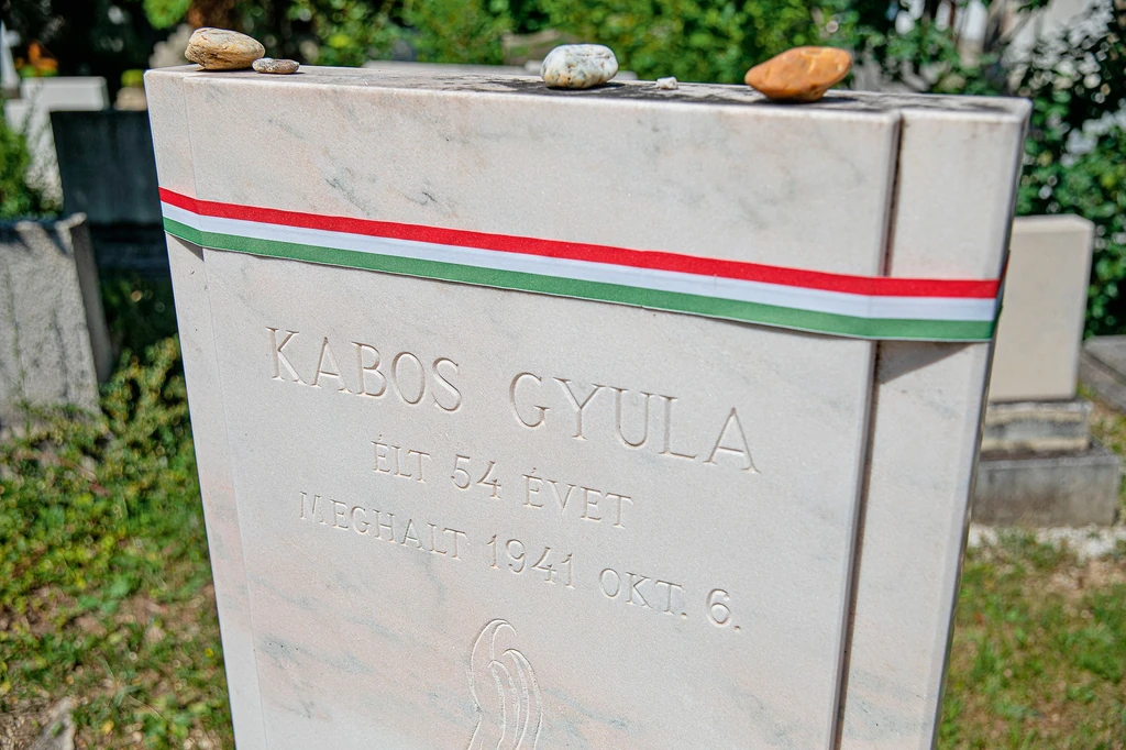 A Farkasréti temetőben új sírkövet kapott