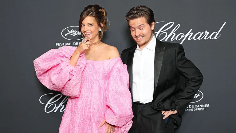 Vérfertőző viszonyból született Palvin Barbara férje: Dylan Sprouse maga beszélt megdöbbentő felfedezéséről 