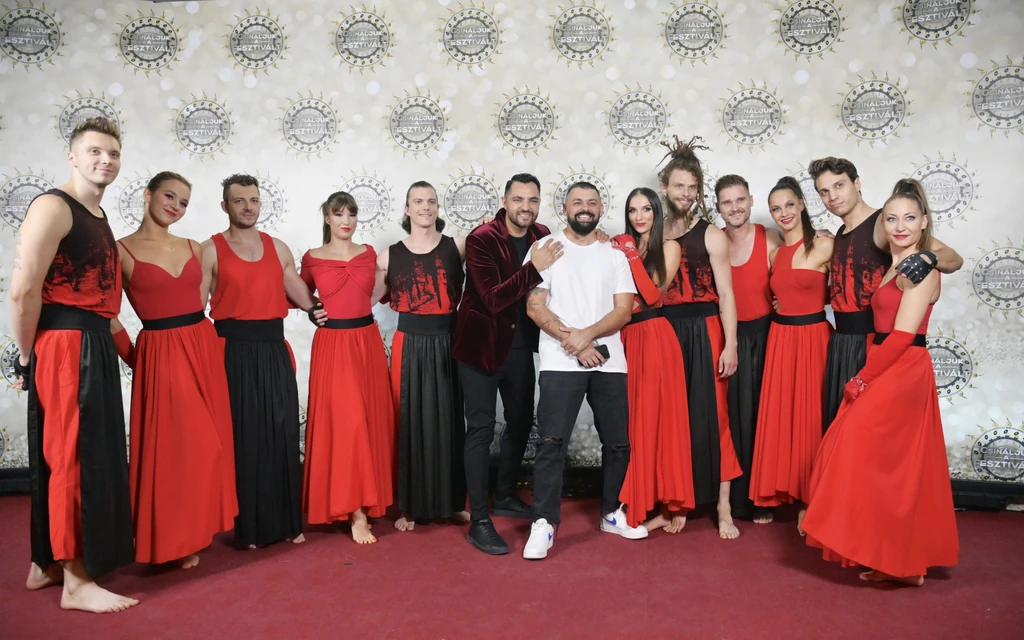 Pápai Jocival és a Wonderland Show Company néhány tagjával (Fotó: MTVA/Csondor Kinga)