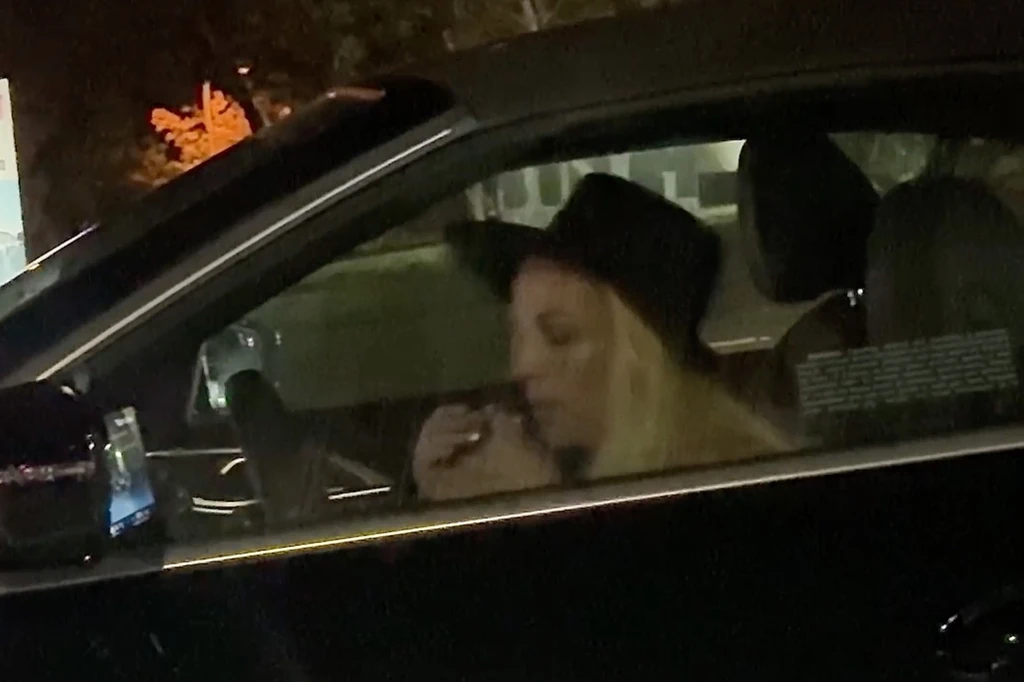 Britney  Spears a kocsijában az ámokfutása előtt, miután távozott egy étteremből (Fotó: Profimedia)