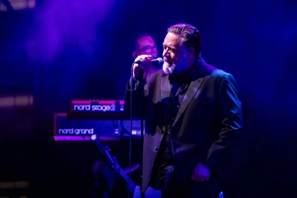 Zenekarával folyamatosan turnézik. Szemlátomást sokat fogyott