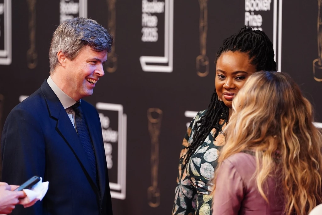 A friss Booker-díjas David Szalay Sarah Jessica Parkerrel és egy másik zsüritaggal beszélget a díjátadón Fotó: Profimedia