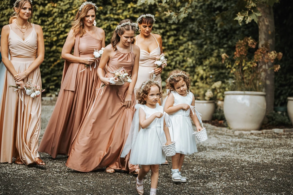 Testvére, Tóth Gabi (jobb szélen) és kislánya, Hannaróza (balra) is koszorúslányok voltak (Fotó: Csigavideo Film &amp;amp; Photo)