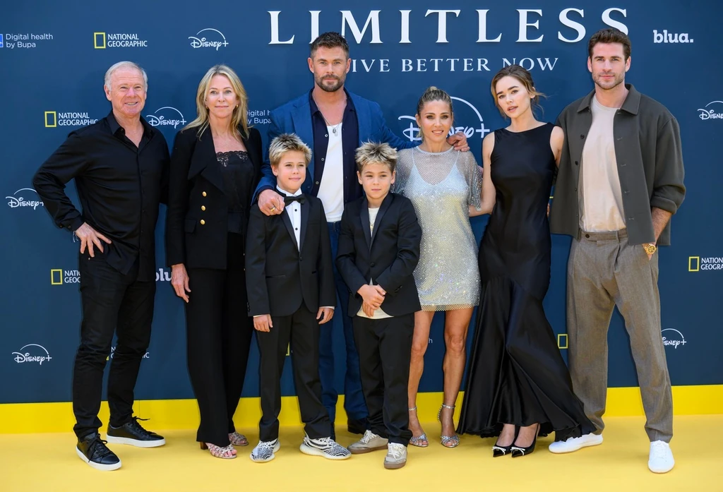 Egy korábbi premieren Chris szülei is ott voltak: Craig és a mama, Leonie a bal szélen állnak (Fotó: Profimedia)