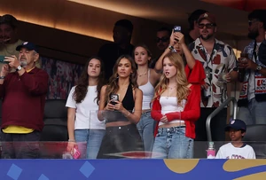 Ki hitte volna, hogy Jessica Albát és a tinédzser lányait is ennyire érdekli a foci? 