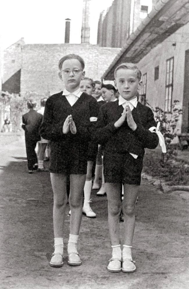 Erdő Péter ikertestvérével, Pállal az elsőáldozásuk napján