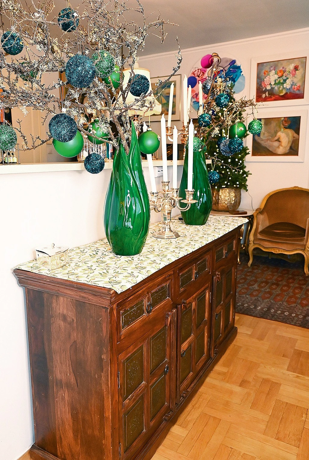 A gyönyörű zöld gömbdíszek a karácsonyfán függnek majd