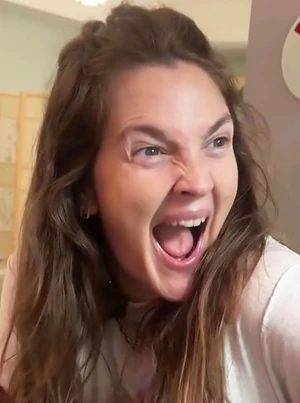 Drew Barrymore is megpróbálta, bár feltehetően nem ez volt a profilképe… A színésznő sosem titkolta, hogy kipróbálta az alkalmazást, viszont azt is bevallotta, a digitális randizás világa nem igazán az ő terepe. Mivel több kellemetlen élménye is volt, végül nem maradt sokáig a platformon.