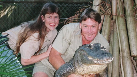 Steve Irwin és a felesége, Terri 1999-ben egy forgatáson. A Krokodilvadász 2006-ban forgatás közben hunyt el