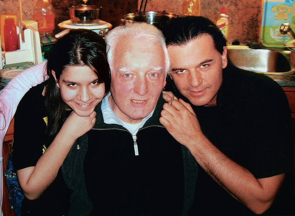 Kozso a lányával és az édesapjával (Fotó: Olajos Piroska/fotocentral.hu)