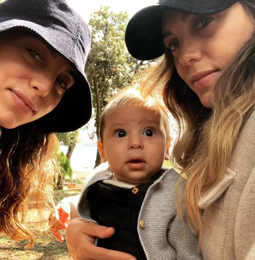 Néha a kisfiú sem tudja, melyikük az anyukája (Fotó: Archív)