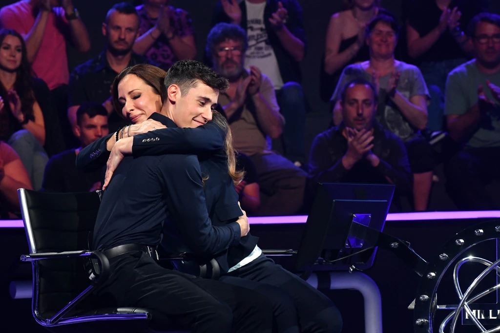 Demcsák Zsuzsa és fia, Benedek a Legyen Ön is milliomos! stúdiójában (Fotó: TV2)